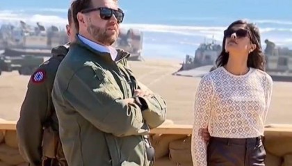 美国军演,炮弹碎片击中副总统万斯的安保车