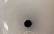 女租客在停电后发现伪装成灯泡的隐蔽摄像头，房东希望退租，并愿退还剩余三个月的租金，警方立案调查