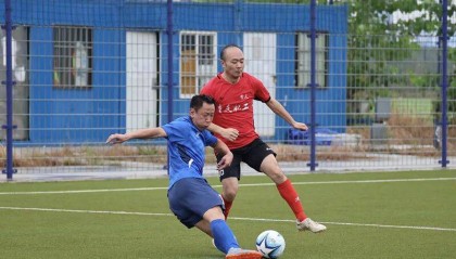 职超联赛牵动大家的心，武汉职工冒雨赶到现场为球队加油