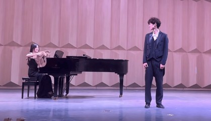 江苏一音乐期末考试现场突现“猫考生”，当事人：它是音乐厅的常客，经常登上舞台