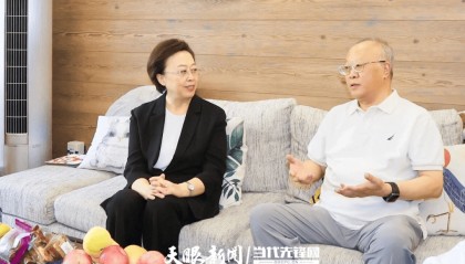省委常委、贵阳市委书记、贵安新区党工委书记郑莉看望慰问老同志