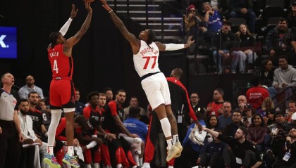 格林爆砍31分祖巴茨21+12 哈登缺阵快船不敌火箭