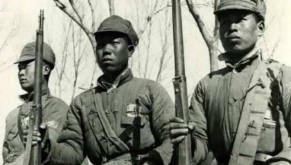 八路军宰牛发现一件奇事，指导员看完却笑了：牛肚子里藏着宝贝