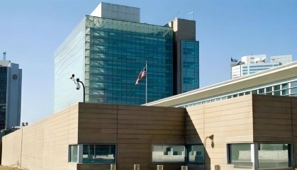 这样的美国驻华大使馆，我们要么驱逐大使要么强行关闭