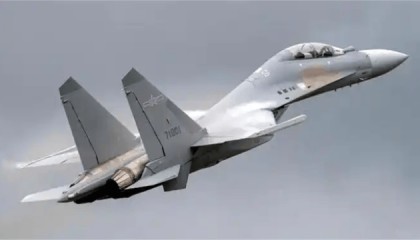 不惜一切守好国门！歼16挂弹升空，火力值拉满，敌机狼狈逃窜