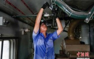 陕西西安：70℃下的火车“移动电源”检修师