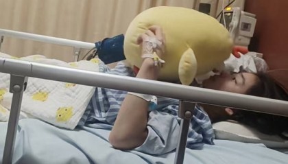 13岁运动员遭教练体罚索财后坠楼，警方：2名涉事教练被立案调查