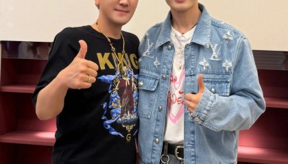 杨子晒与黄晓明聚会合照！被网友辣评美颜开太大都不像他了