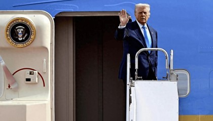 火速赶回国的特朗普,在专机空军一号上,亲口说出此行最大遗憾