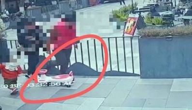 两岁女童拉扭扭车绊倒男子致九级伤残