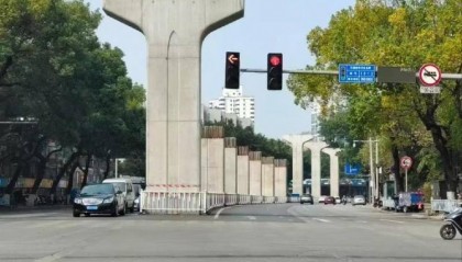 落马市委书记的“政绩工程”将被拆除，当地人戏称“纪念碑”