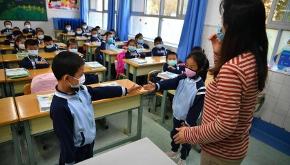 班主任放狠话“全家死了就不用签字”，被调岗或许是福报