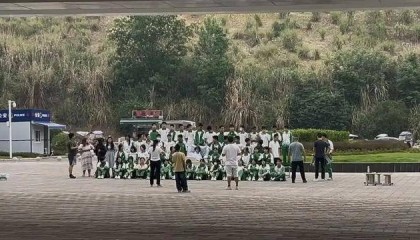 四川初三男生病重，全班同学带板凳赶到医院，拍下特殊的毕业照