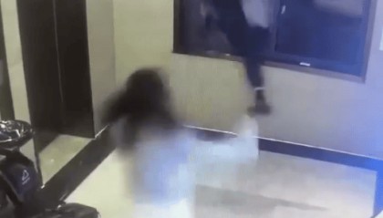 凌晨男子和女友发生冲突,突然撞碎酒店窗户跑出!酒店回应→