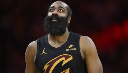 绷不住乐！哈登全场只中1球躺赢 队友三分10中9保命