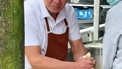 五一期间重庆扯面大爷因表情被关注,回应:现在手都是肿的