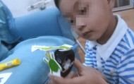 卧室门打不开，爸爸接了通电话，撬门后发现4岁半儿子从22楼坠落，蜷缩在一楼绿化带……