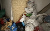 “真劝不动了”，男子“举报”母亲在家中大量囤积废品，致父母双双肺部感染住院，消防清理出两卡车废品；提醒：不是小题大做