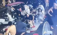女子街边吃夜市疑被楼上泼辣椒油，受害人否认划拳喧嚣已报警