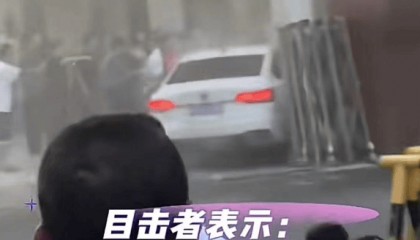 车辆疑似失控冲进小学，致1死8伤！
