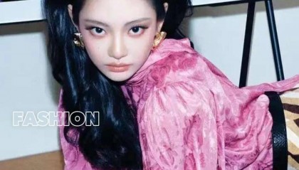 贾玲李现请假视频受热议,宁艺卓封面风格突破,顶尖设计师履新引关注