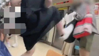 73岁老太地铁逼年轻人让座,被一脚踹飞!次日在超市闹事被捕,一查竟是通缉犯!