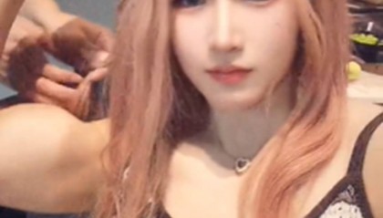 “张伟丽化妆后自己都不认识了”上热搜，格斗女王张伟丽晒新造型：一头粉色长发，妆容精致娇俏可人