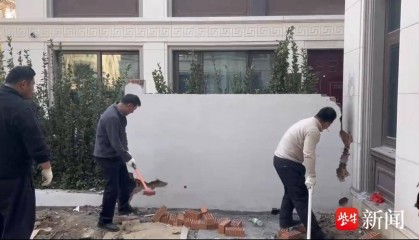 紫牛问政|谁拆了小院？南京业主私自改建公共绿地为小院遭强拆，拆除人员身份引争议