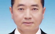 作为“一把手”，他经常在上班时间外出打牌