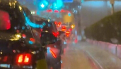 车辆为躲冰雹停天桥下致交通拥堵，北京交警：可举报