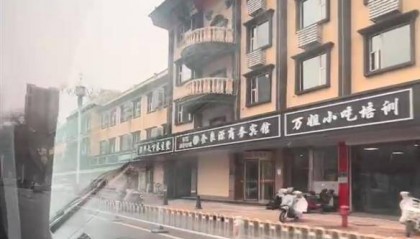 街道统一“黑底白字”店招遭吐槽后连夜拆除，商户：新招牌可以选颜色