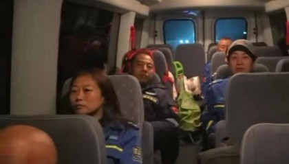 8人自费1万元将女子从北京护送至云南，有网友称浪费人力；救援队：女子有精神问题，开车护送更保险