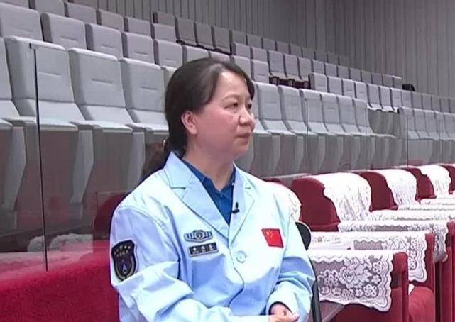 王亚平成功飞天后，藏在她背后的这位女英雄有多牛