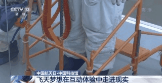 王亚平成功飞天后，藏在她背后的这位女英雄有多牛