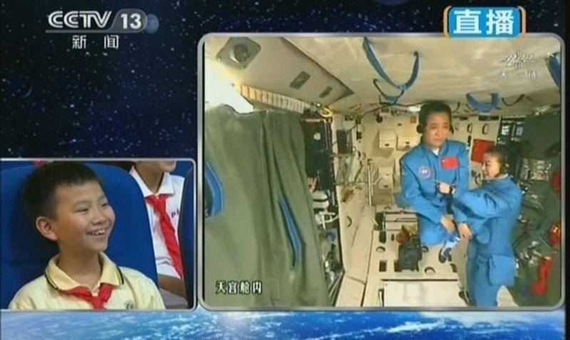 王亚平成功飞天后，藏在她背后的这位女英雄有多牛