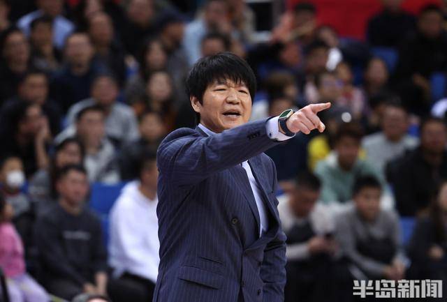 德比火爆又悲情！鲍威尔带伤作战青岛男篮无惧强敌，山东男篮赢下比赛获得六连胜