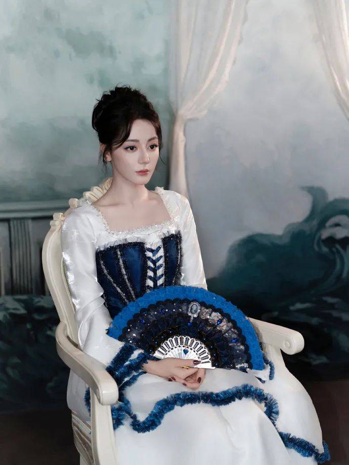 迪丽热巴问魔镜：谁是世界上最美的女人？华丽公主造型惊艳