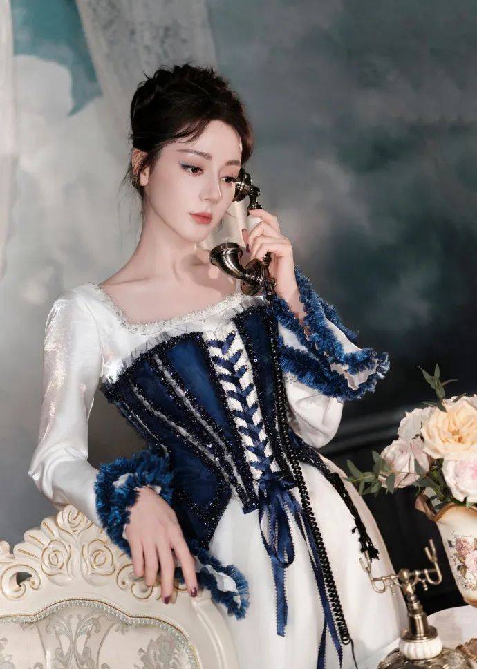 迪丽热巴问魔镜：谁是世界上最美的女人？华丽公主造型惊艳