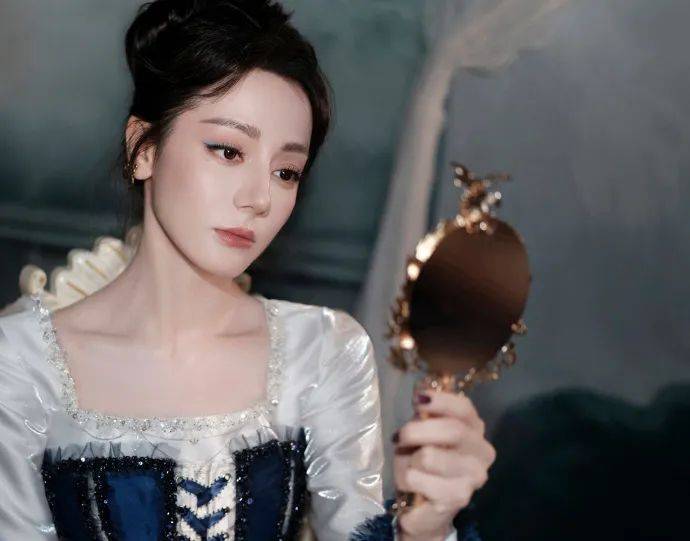 迪丽热巴问魔镜：谁是世界上最美的女人？华丽公主造型惊艳