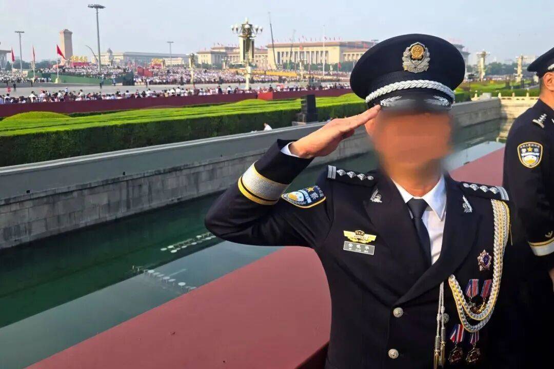 他在阅兵现场，留下一张不能露面的照片！