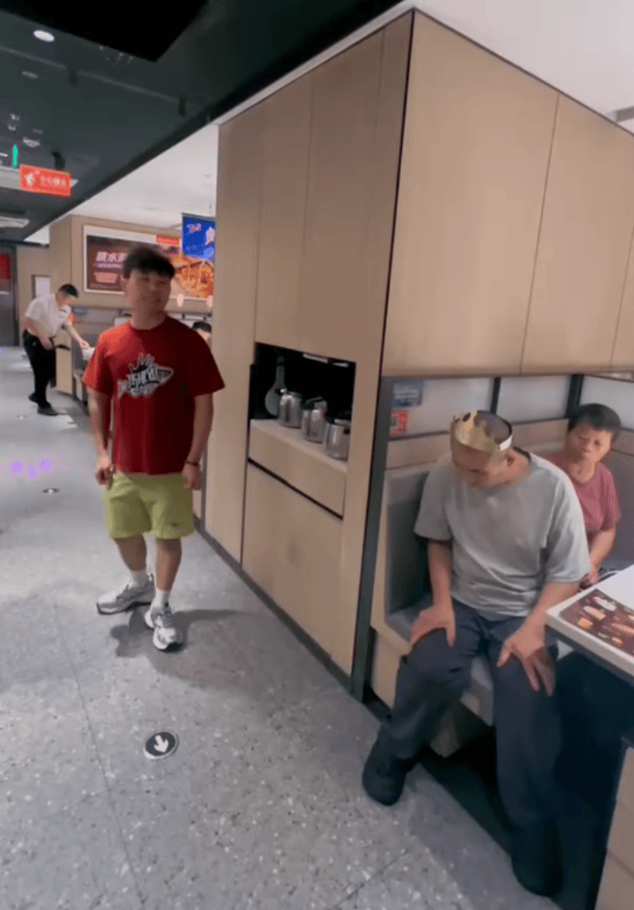 小伙在火锅店给父亲庆生 讲话、磕头引关注 回应质疑：没有提前策划