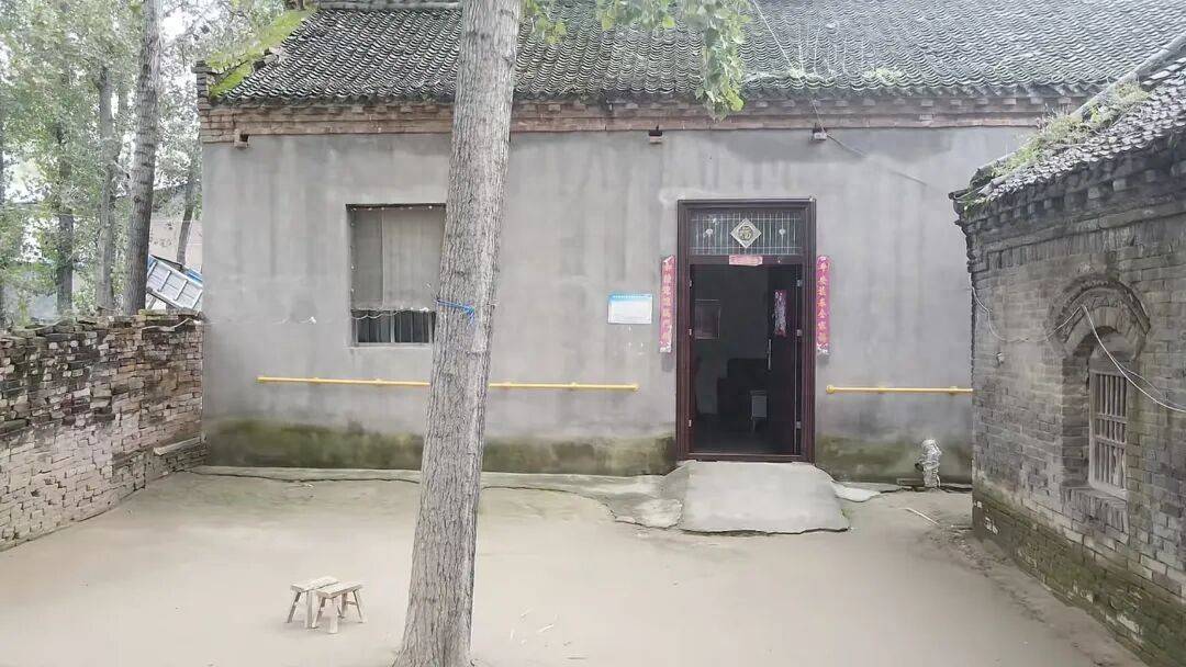 河南66岁大爷500平院子凭 “极致干净” 成网红打卡点,网友来时他满脸笑容带进参观