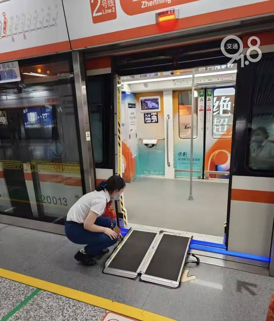 杭州地铁内，女乘客突然崩溃大哭！紧接着……这一幕被拍下