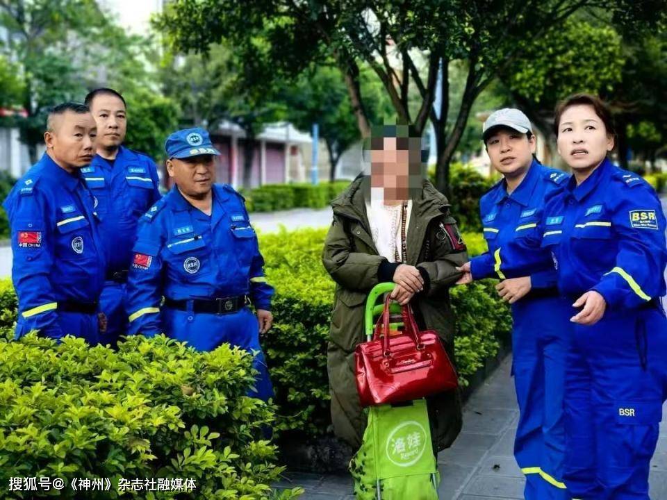 8人自费1万元将女子从北京护送至云南,有网友称浪费人力;救援队:女子有精神问题,开车护送更保险