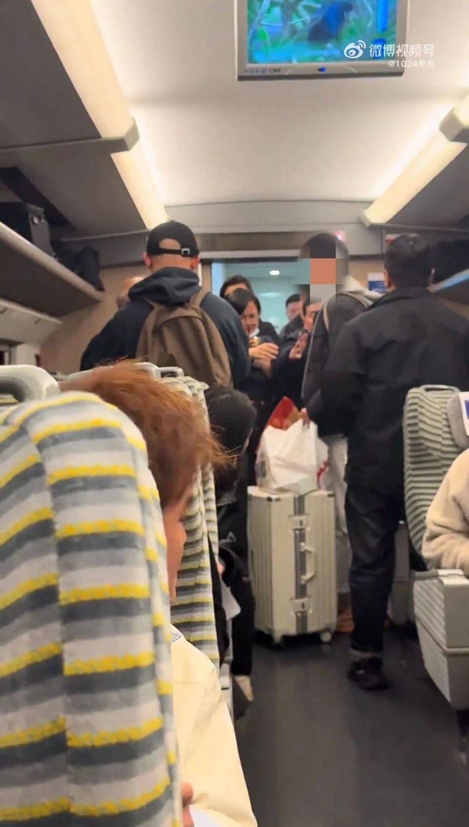 老年男子高铁上要求让座遭拒，反辱骂年轻乘客：“你是人吗？”