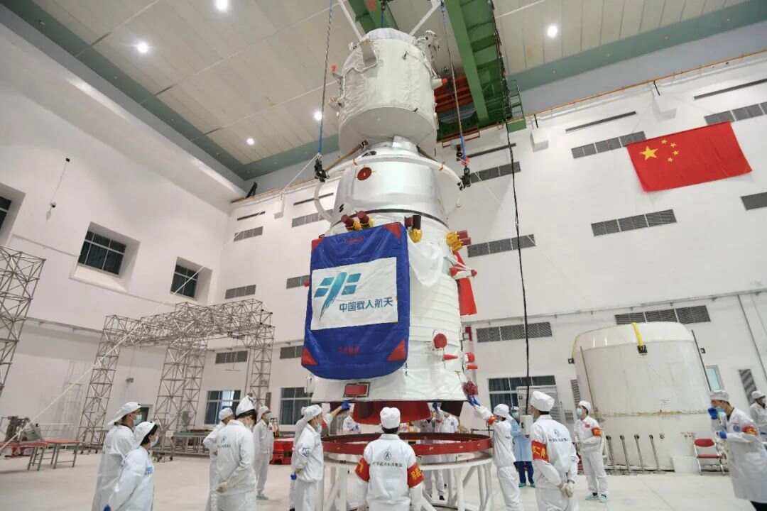 突发!神舟二十号飞船遭撞击,宇航员滞留太空,将推迟返回