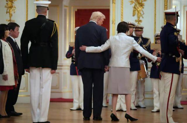 薛领事遭围攻？中方真的怒了，高市早苗没想到：特朗普也翻脸了