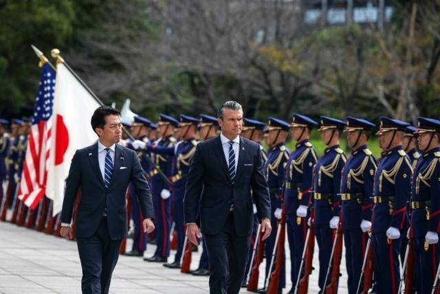 高市早苗还没道歉,在台岛300公里外,日本防相扬言“应对危机”