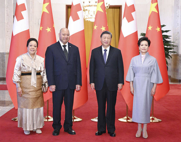 习近平会见汤加国王图普六世