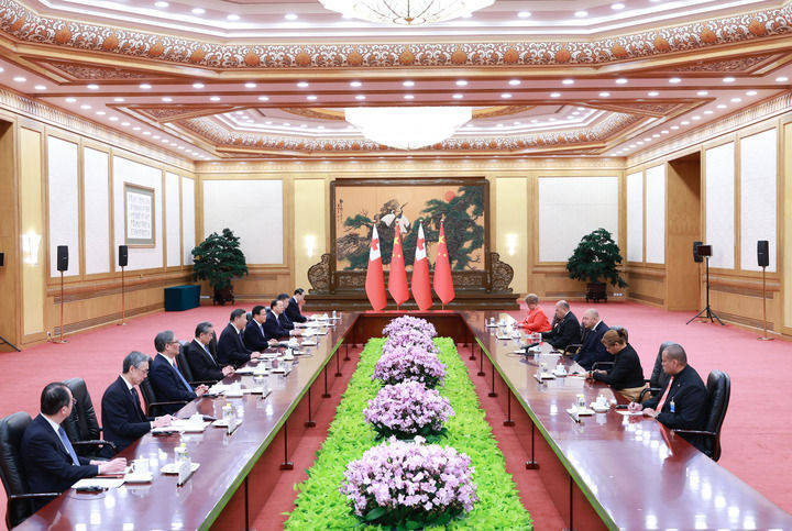 习近平会见汤加国王图普六世